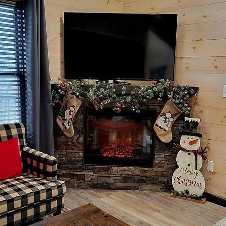 Lil Cabin In The Cove! Mtn Views, Theater, Hot Tub, Games, King Beds, Prime Location! سيفيرفيل المظهر الخارجي الصورة