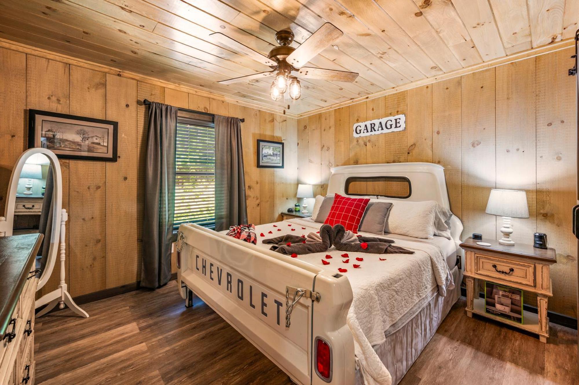 Lil Cabin In The Cove! Mtn Views, Theater, Hot Tub, Games, King Beds, Prime Location! سيفيرفيل المظهر الخارجي الصورة