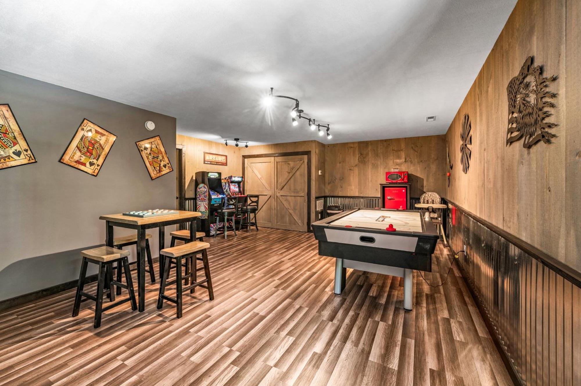 Lil Cabin In The Cove! Mtn Views, Theater, Hot Tub, Games, King Beds, Prime Location! سيفيرفيل المظهر الخارجي الصورة