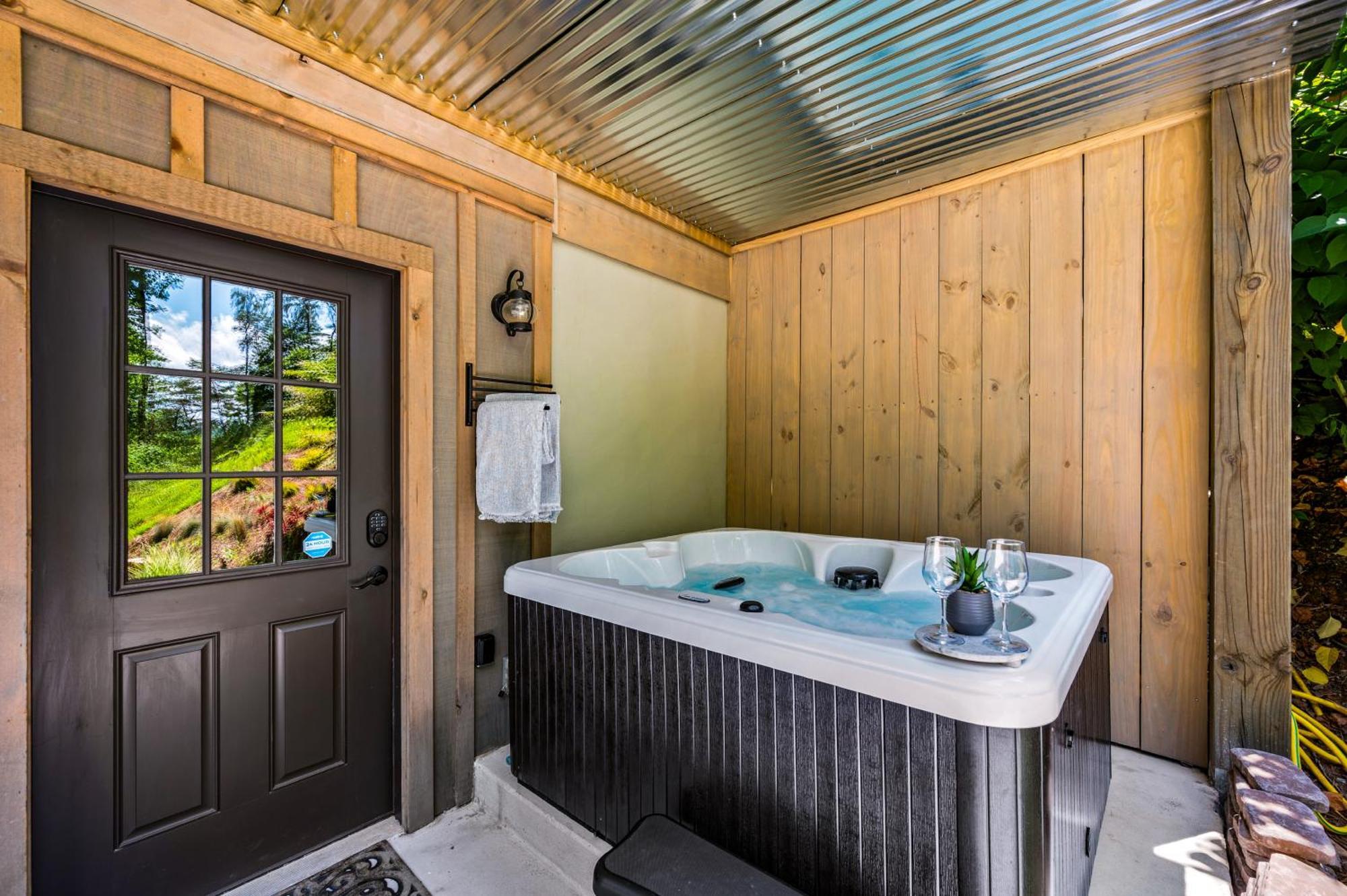 Lil Cabin In The Cove! Mtn Views, Theater, Hot Tub, Games, King Beds, Prime Location! سيفيرفيل المظهر الخارجي الصورة