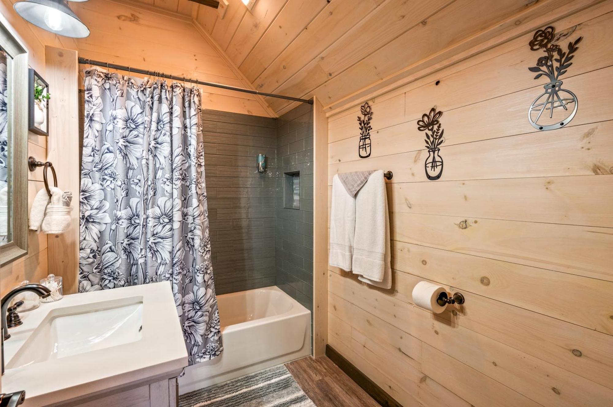 Lil Cabin In The Cove! Mtn Views, Theater, Hot Tub, Games, King Beds, Prime Location! سيفيرفيل المظهر الخارجي الصورة
