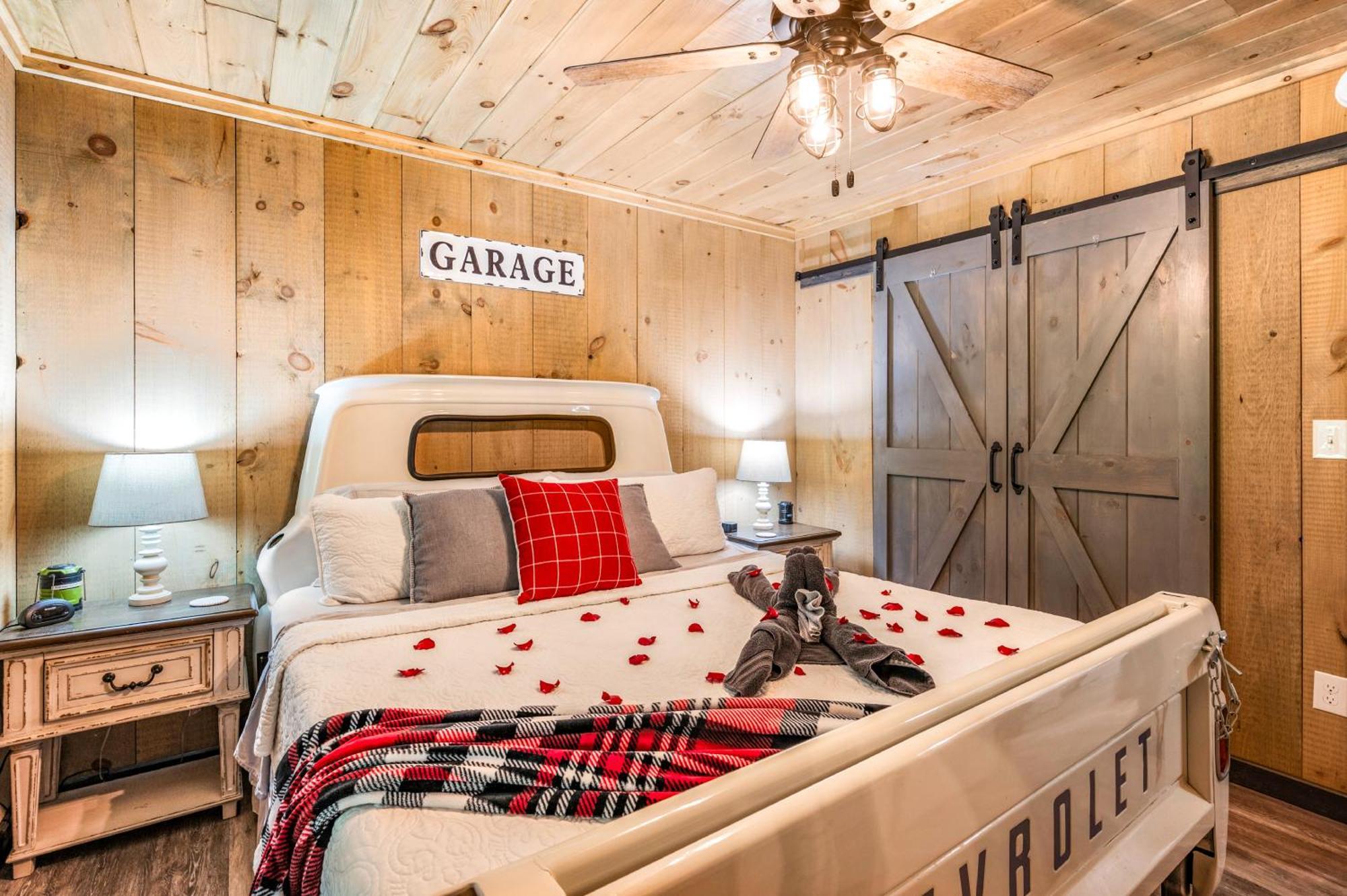 Lil Cabin In The Cove! Mtn Views, Theater, Hot Tub, Games, King Beds, Prime Location! سيفيرفيل المظهر الخارجي الصورة