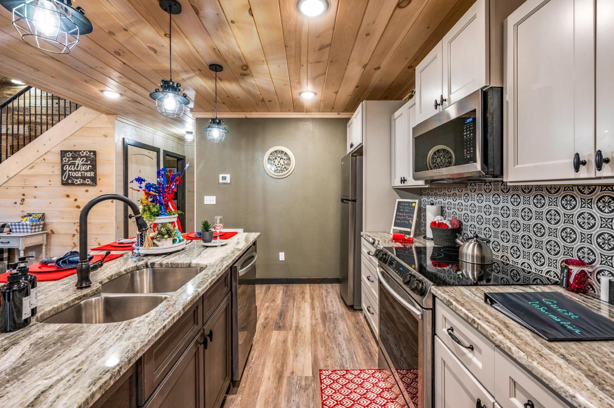 Lil Cabin In The Cove! Mtn Views, Theater, Hot Tub, Games, King Beds, Prime Location! سيفيرفيل المظهر الخارجي الصورة