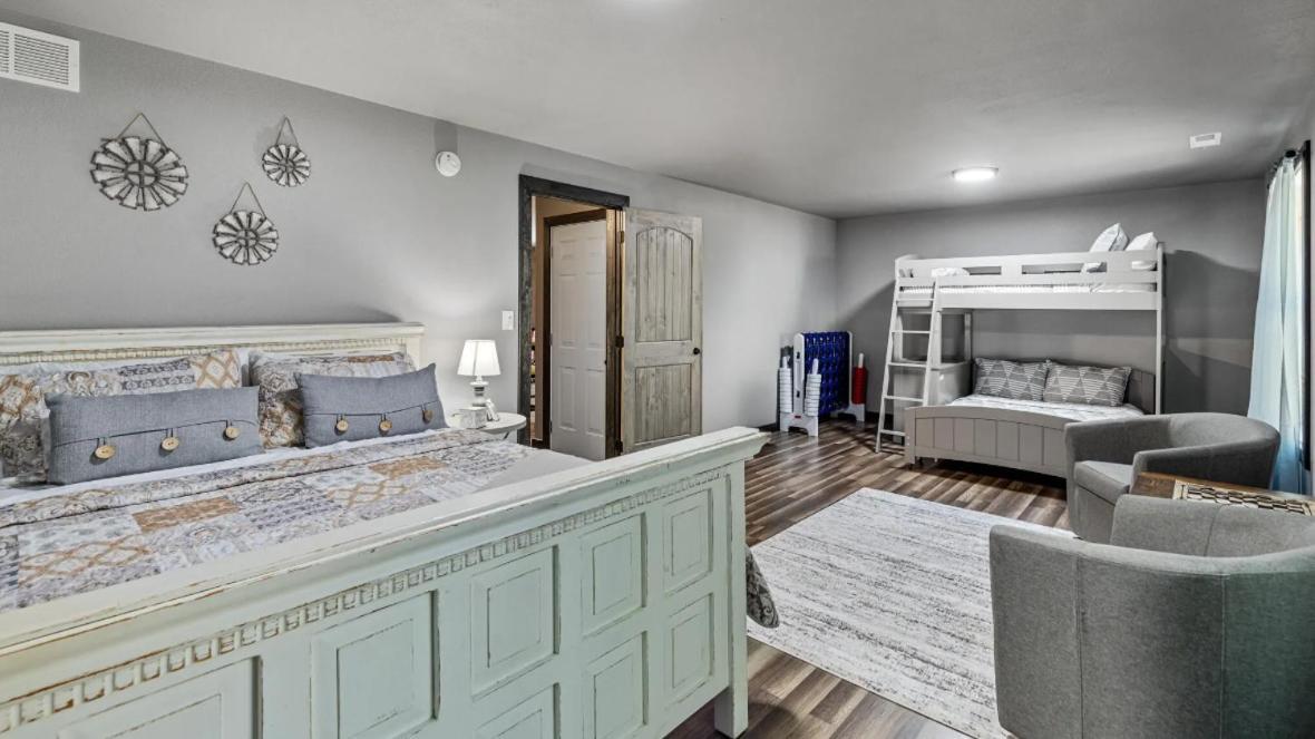 Lil Cabin In The Cove! Mtn Views, Theater, Hot Tub, Games, King Beds, Prime Location! سيفيرفيل المظهر الخارجي الصورة