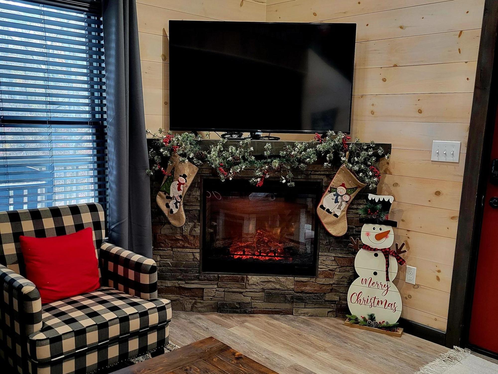 Lil Cabin In The Cove! Mtn Views, Theater, Hot Tub, Games, King Beds, Prime Location! سيفيرفيل المظهر الخارجي الصورة